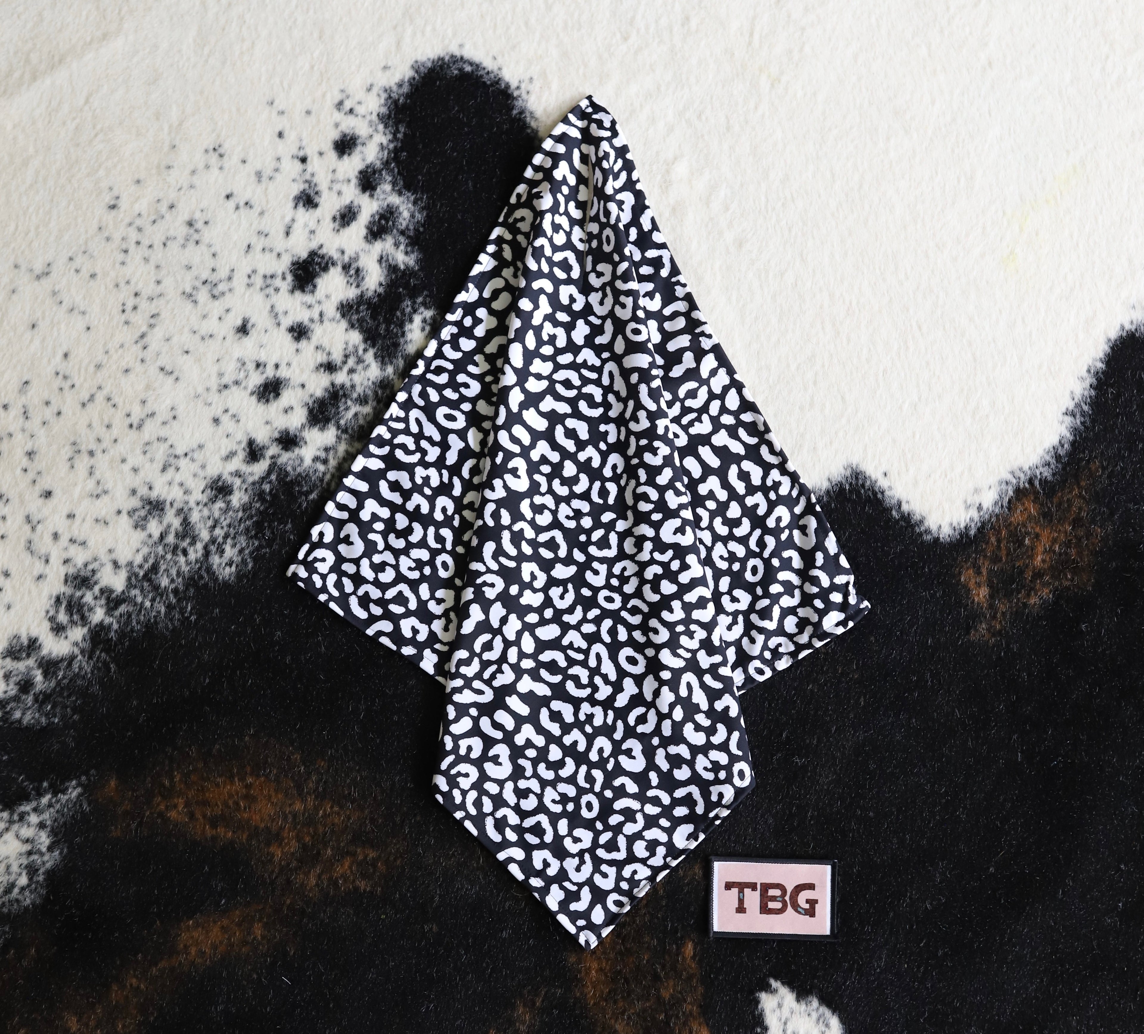 Black and White Cheetah Print Breakaway Flag